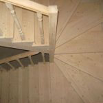 Деревянная лестница из сосны на заказ